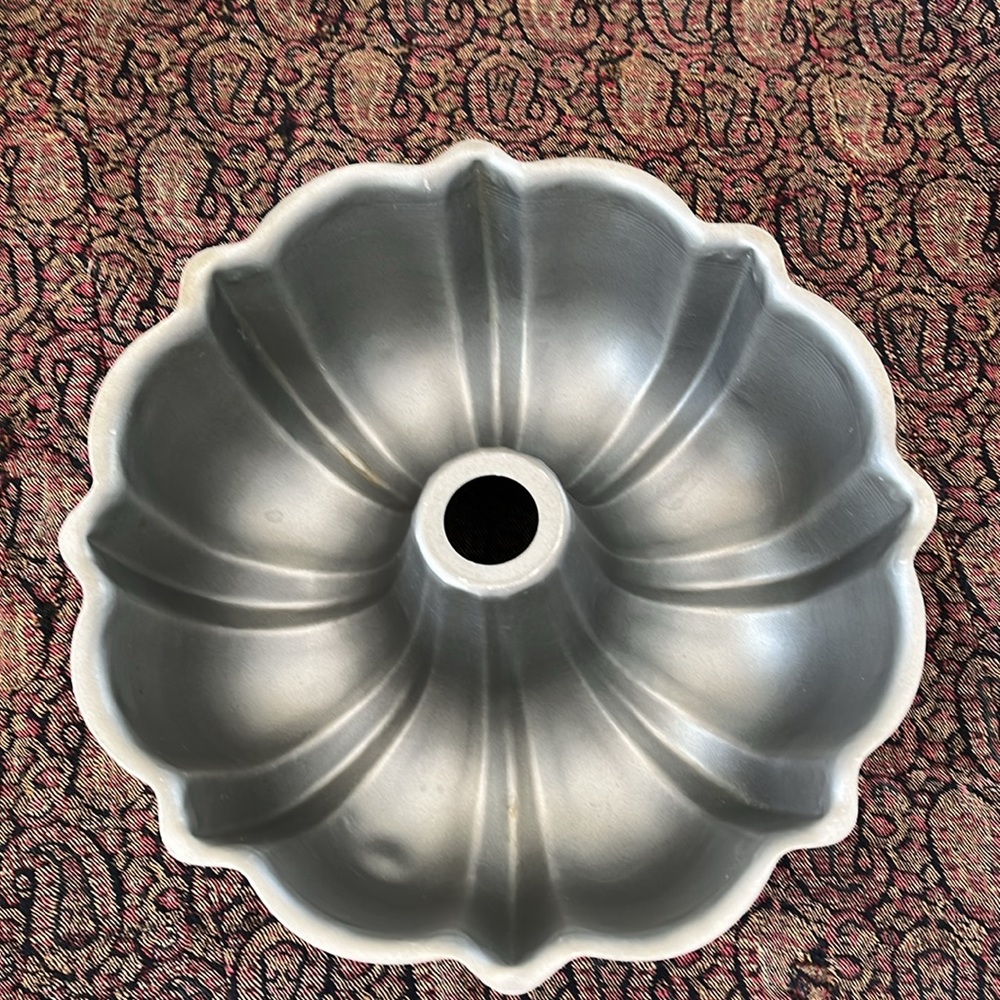 Bundt Cake Pan - Picture 2 of 8